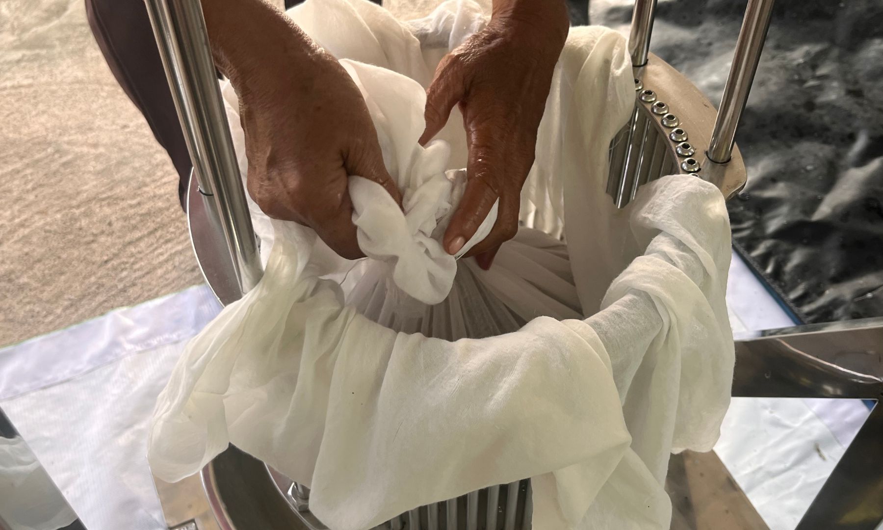 茶色くなったココナッツのかすを取り除いて、機械でプレス